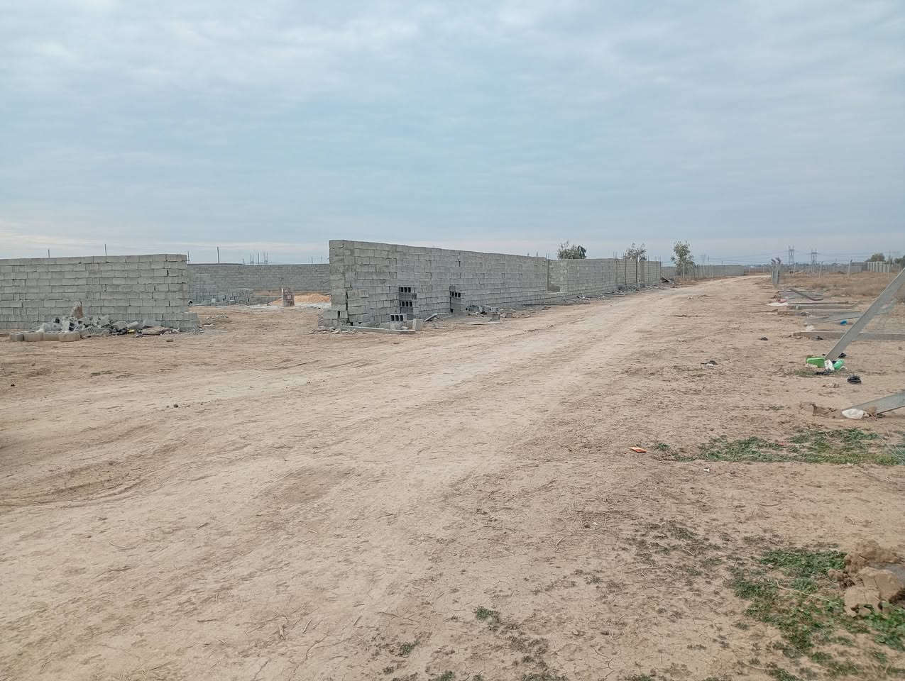 سلام عليكم دوانم للبيع طابو سند 25 مكان بغداد سبع قصور نهاية شارع ابو علي مجاور ثعالبه يوجد عل شارع 40 وخلف الشارع دوانم مربعه الواجهه 40 بناء مفتوح موقع حلو تبعد عل تبليط 30 متر ماء كهرباء متوفره مسيجات وكاملات الشراي ينتصل واتساب موجود غير متواجد عل فيس أرقام الهواتف *********** وشراي ينتصل ***********
