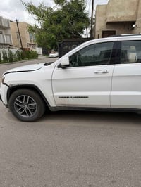 جيب لاريدو للبيع فئة E السيارة موديل 2018  ابيعها على وضعها المواصفات ...