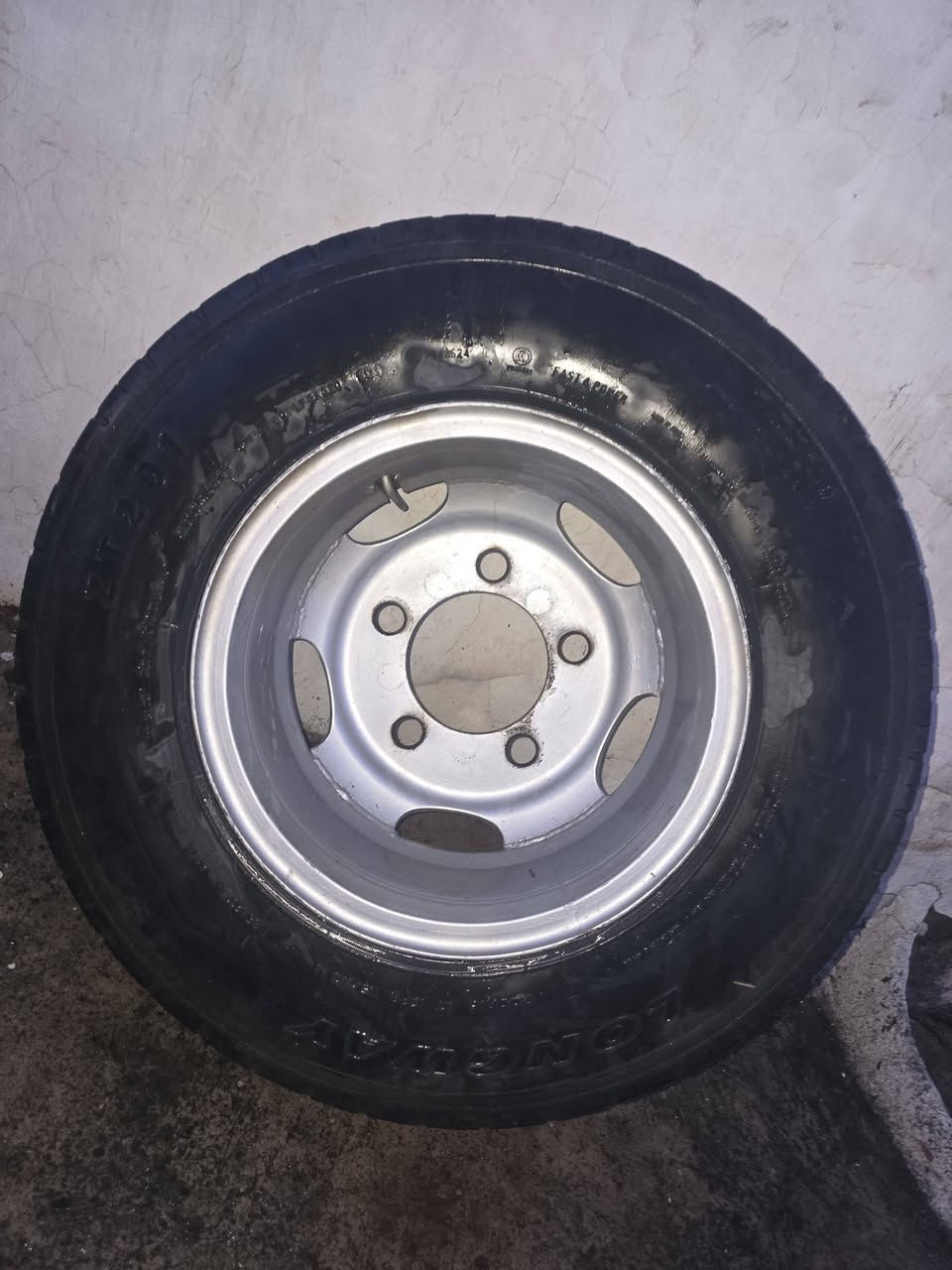 جوتێک تایەی لۆنگوای ٧٠٠ بە ویلەوە بۆ فرۆشتن ***********
