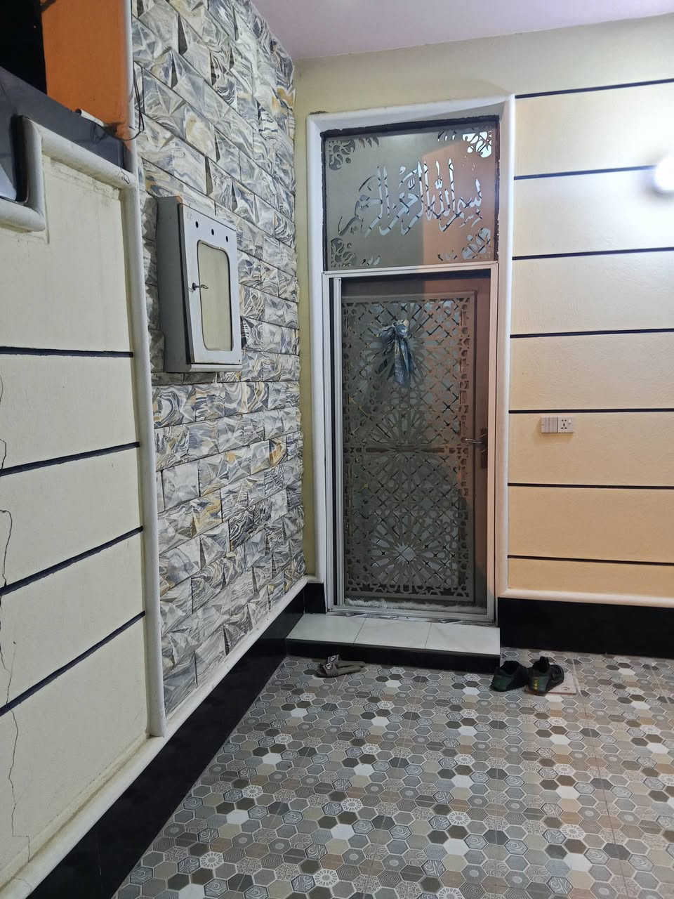 اللهم صلي على محمد وال بيت محمد
بيت في ابي غرق مساحه 200م
بناء حديث يحتوي على غرفتين وصاله وغرفة طعام واستقبال ومطبخ حار وبار 
استفسار أكثر اتصال على الرقم***********
