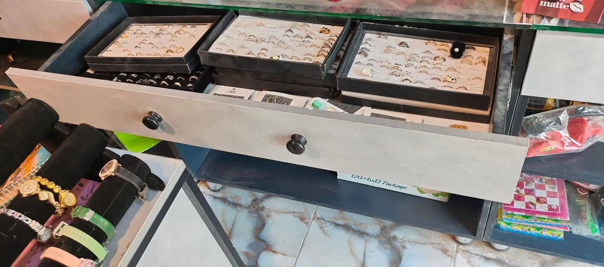 للبيع محل كوزمتك جاهز بالكامل
📍 الموقع: قرب مدرسة الشموخ 

محل مرتب وجاهز تفتح وتباشر شغلك مباشرة ✅

🔹 يحتوي على:
✨ جميع أنواع الإكسسوارات
💋 مكياج من ماركات مختلفة
🌸 عطور نسائية ورجالية
🧴 منتجات عناية بالبشرة والشعر
💅 مناكير وأدوات تجميل
🪞 مرايات ورفوف جاهزة للعرض

🔹 واجهة زجاجية ولافتة جاهزة
🔹 ديكور أنيق وموقع مميز

السعر مناسب جدا
📞 للتواصل والاستفسار:
 [***********]
[ *********** ]
