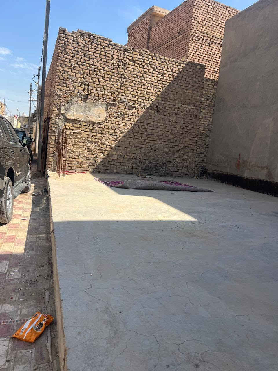السلام عليكم 
بيت للبيع بشارع الحمام بناء2022 طابو صرف بناء درجه أولى صب كونكريت مسلح الطابق الأرضي مغلف بالمرمر التركي الدرجه الاولى والمطبخ والصحيات مغلفات باالسيراميك الأسباني 
مساحة البيت بالسند275 ولكن واقع الحال 315 ويحتوي على عرصه متصله بالبيت من الخلف  تطل على الشارع الواقع خلف البيت مصبوبه صب كونكريت مسلح يتكون البيت من طابقين وبيتونه كبيره وسطحين وطارمه كبيره أمام البيت 
يتكون الطابق الأرضي من مدخل أستقبال يحتوي على مجموعه صحيه وأستقبال ومطبخ وغرفتين ومجموعة صحيات و2مناور
الأستقبال4×9
المطبخ3.5×5
الغرفه الاولى 4×5
الغرفة الثانيه 3×4
مدخل للصحيات +مجموعه صحيه
يتكون الطابق الثاني من غرفتين وصاله و2مجاميع صحيه وسطح
الغرفه الاولى 4×9
الغرفه الثانيه 3.5×5 سويت تحتوي على مجموعه صحيه كامله بداخلها 
يطل البيت على شارع عريض وواسع ومبلط وبه كافة الخدمات يقع البيت بالقرب من بيت الحاج هادي حميدي 
للتواصل والأستفسار عن السعر الأتصال على رقم صاحب البيت***********
