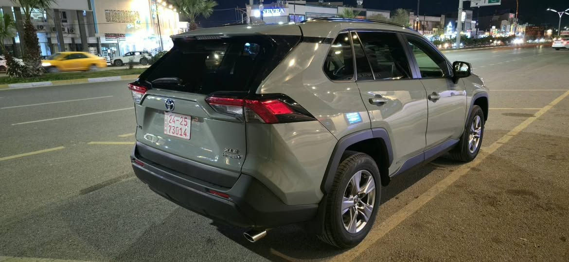 راف فور وارد امريكي موديل 2023 فئة xle هايبرد لون سمنتي 
حادثها موضح بالصور 
سيارة بدون صبغ بدون ايرباك ، شواصي سليمه ،فقط قبغ صندوك مبدل بلادي نفس لون 
 فتحة سقف سلايد روف
كشن كهرباء  
شاشه كبيره  
بصمة ابواب وبصمة تشغيل وجنطه كهرباء
تدفئه  بالكشنات
 هيتر استيرن
وباقي المواصفات.
ماشيه ٤٤ الف 

السيارة كاتي تترقم شمالي مكان السيارة كركوك للإستفسار مراسلة ع الخاص او الاتصال ع الرقم ***********
