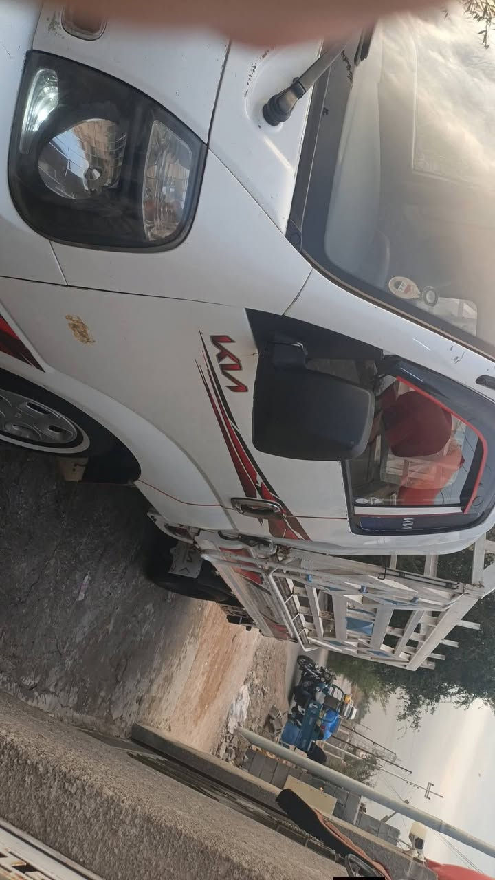 من رخصت الادمن كيا 2015 بيهه تبخير انقص يوميه لتر دهن بس شويه وتبريد يرادله غاز فقط بيهه خياسات يم الباب اليسره مثل ما واضح بل  هاي كدامك السياره والصور اريد مراوس التنراواذا بيع اريدهه 90 قفل من الخير لا اتعملني ولا اعاملك قفل 90وذا اكو مراوس النترا خالي يراسلني خاص واني خادم مكان السياره بغداد المحموديه قرب الحولي رقم الهاتف *********** ابو سيف سياره بسمنه تحويل مباشر
