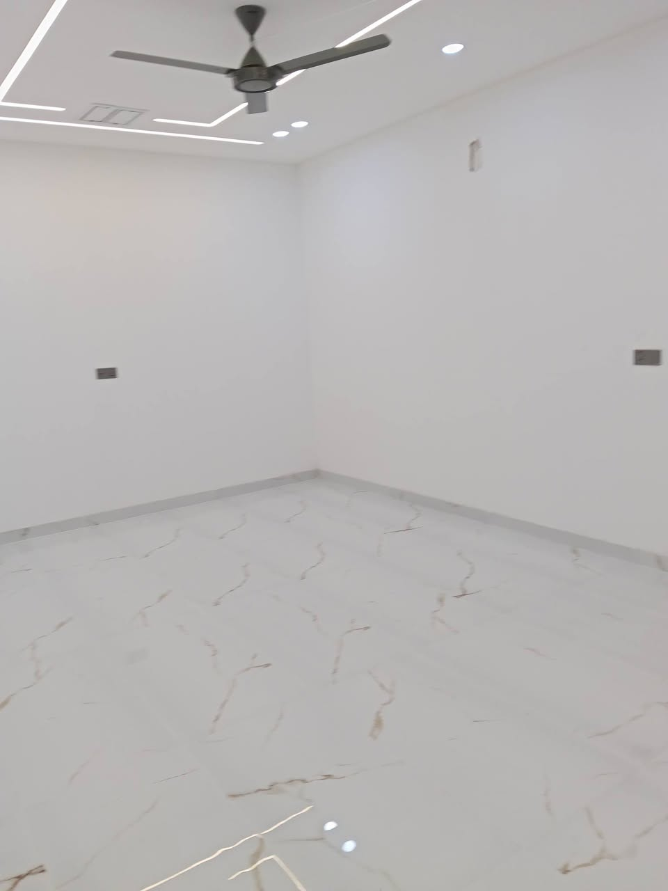 *🏡 دار للبيع -حي عدن خلف مدينة الالعب مباشر - كركوك*

*المواصفات:* نظام دكتات ومغربي 
- *المساحة:*150متر الواجه 10
- :*طابقين بناء حديث 100% الطابق الاول صاله وربعه وغرفة نوم مطبخ حار بارد وصحيات خارجيه وداخليه
- الطابق الثاني ثلاث غرف نوم وصحيات
- *السند:* طابو صرف ✔️
- *الموقع:* مميز جداً، شارع 20متر

*المميزات:*
📍 موقع استراتيجي وهادئ 
🏡 راحة وخصوصية وفخامة 
*للاستفسار:*  السعر مراسلة الصفحة او
الاتصال ***********

