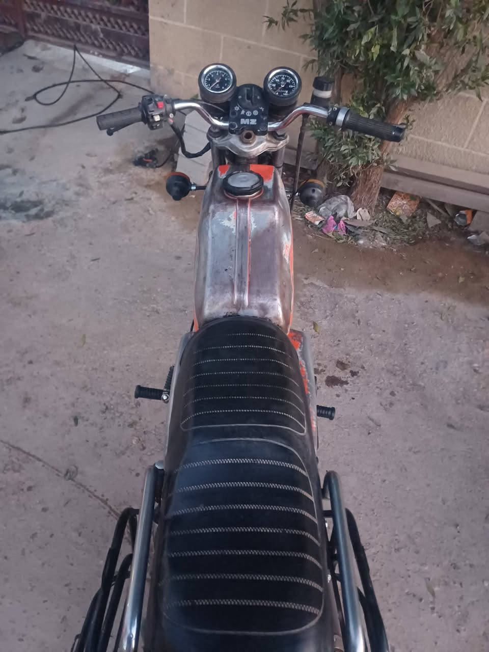 دراجه mz 1982 للبيع بيها لحيم بل خشم فقط كهربائيات كلها شغاله دراجه رقم وسنويه بدون راعي كصه 3 مكان ديالى بعقوبه للستفسار ***********
المو شراي لا يتعباني.

