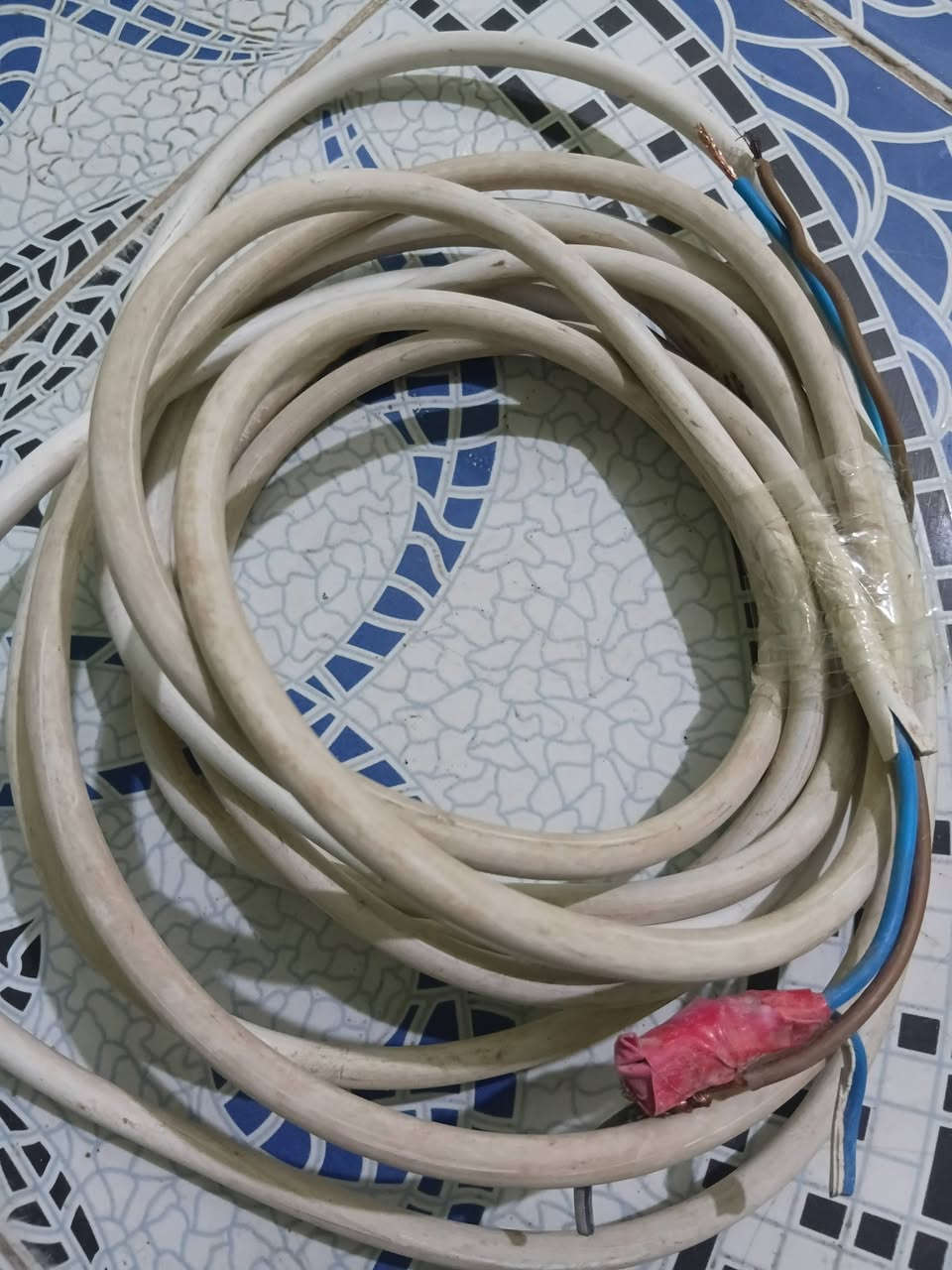 كيبلات مال نت واحد ٩ متر 
والثاني 40متر 
وكيبل مال سبلت ٦ متر


**إذا كنت صاحب هذا الإعلان وتريد حذفه لأي سبب، رجاءا أرسل رسالة إلى الدعم الفني**