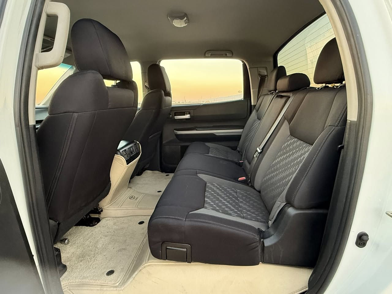 السلام عليكم ورحمة الله
#للبيع تويوتا تاندرا  TUNDRA
لون ابيض SR5 موديل 2020
رقم اربيل باسمي وسنوية لغاية 2030
باب طويل بدي قصير
محرك V8 5700 محرك لكزز
دفع رباعي 4*4 
عداد المسافه 245 الف كم
داخل اسود بدون تنته 
كشن كهربائي
المقاعد الاماميه تدفئة
رادار امامي حساسات+كاميرا خلفيه بلادي
شاشة خرائط تدعم كار بلي 
الجام الخلفي متحرك
 السيارة عليها منظومة غاز 100 لتر ايطالي داخل الضمان ضمانها ينتهي بشهر الثامن 2026 وبالامكان بيع السيارة مع المنظومة او بدونها حسب الاتفاق
السياره جاهزه مابيها اي نقص 
داخله للعراق كلين بيها ضربه هنا بسيطه ومصبوغ اقل من نص الباب الخلفي عكس السائق وجزء بسيط من البدي مسافة شبر  وكما مؤشر في الصور باللون الاحمر
السعر 275 وبيها مجال للشراي 
العنوان صلاح الدين بيجي 
*********** للتواصل اتصال + واتساب
