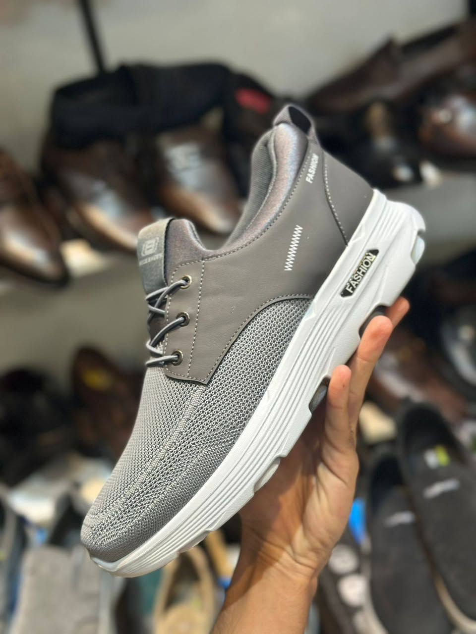 قياساااااات (43_44_45_46_47)

حذاء طبي بوزن خفيف وجودة ممتازة 

فوم طبي مريح وزن خفيف

خاصية مانع تزحلق وحماية القدم

للطلب خاص او واتساب
***********

متوفر توصيل الى بغداد وجميع محافظات العراق
