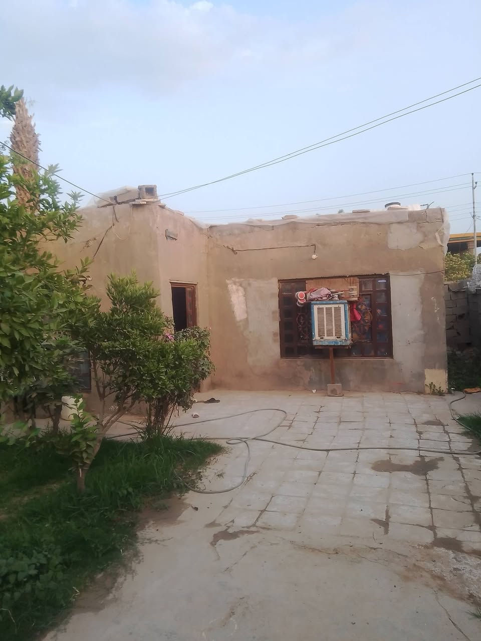 سلام عليكم البيع بيت ركن مكانه نهايت حي عرار مساحته 200متر تبليط كدامه يحتوي على غرفه ومطبخ وهول سكفه زين بي محل ركن حديقه جبيره سعره 12وبي مجال لاستفسار رقم ‏‪0788 112 4939‬‏
