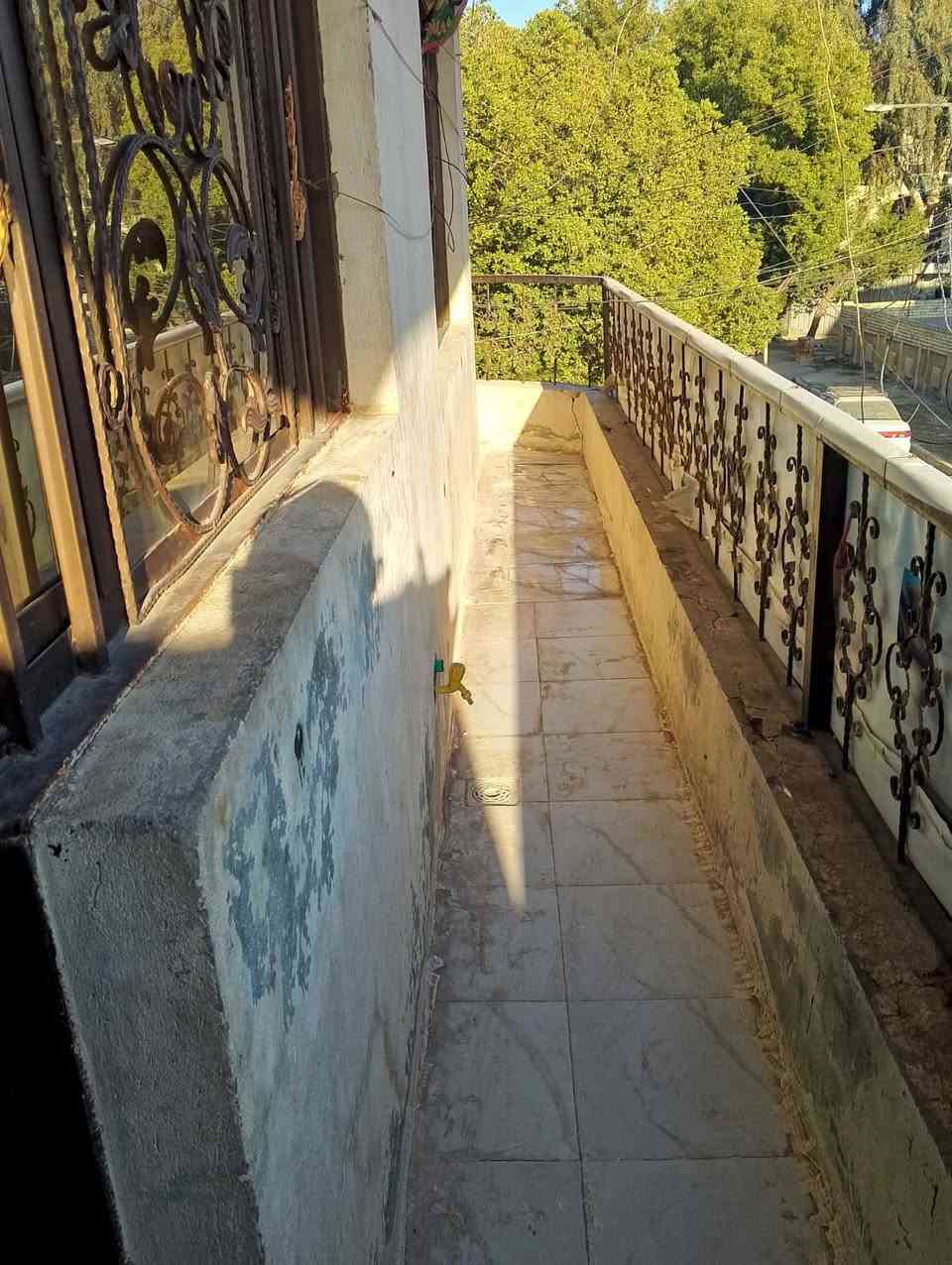 شقه طابق ثاني للايجار حديثه جداً 75 م تحتوي على استقبال ومطبخ وخدمات وغرفه نوم في القاهره الضباط للأستفسار ***********
