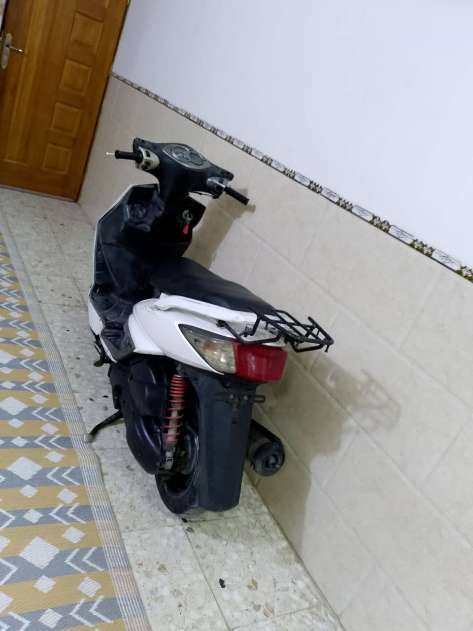دراجه سكنس فحل ابلاديه كلها مختمه ختم واحد كفراتها اصليه نكره سلف هندر كهربائيات كلها شغاله اوراقها كامله السعر 450 العنوان الشعب التلفون ***********
