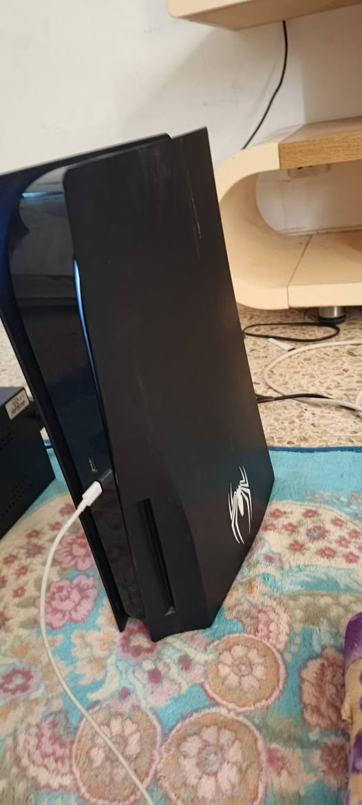 🎮 بلايستيشن 5 (PS5 Fat) نسخة سبايدرمان المحدودة للبيع 🎮
​السلام عليكم شباب، متوفر جهاز بلايستيشن 5 (نسخة الفات Fat) الأصلي، الإصدار المحدود المميز الخاص بلعبة سبايدرمان 2 (Spider-Man 2 Limited Edition Bundle).
​🔴 مواصفات وتفاصيل الجهاز:
​الموديل: الكود المعتمد والأقوى CFI-1216A  وهي أفضل نسخة من ناحية التبريد الممتاز، الاستهلاك الأقل للطاقة، والمعالج المطور.
​النسخة: باندل رسمي ومحدود (الكرتونة والغلاف بالتصميم الخاص باللعبة).
​النظافة: الجهاز نظيف جداً، أداء مستقر، وما يشكي من أي تعليق أو حرارة.
​⚠️ ملاحظة صريحة لإبراء الذمة:
​الجهاز مبدل بور سلاي (Power Supply) جديد وأصلي، بسبب انقطاع  الكهرباء. حالياً الجهاز شغال 100% ومفحوص وجاهز للاستخدام بدون أي مشاكل.
​📦 الملحقات والألعاب 
​💿 لعبة GTA V (جي تي اي فايف).
​💿 لعبة FC 24 (فيفا 24).
​الكرتونة الرسمية للباندل.
​كافة الوايرات الأصلية (باور + HDMI).
مكاني ديالى
رقمي ***********
