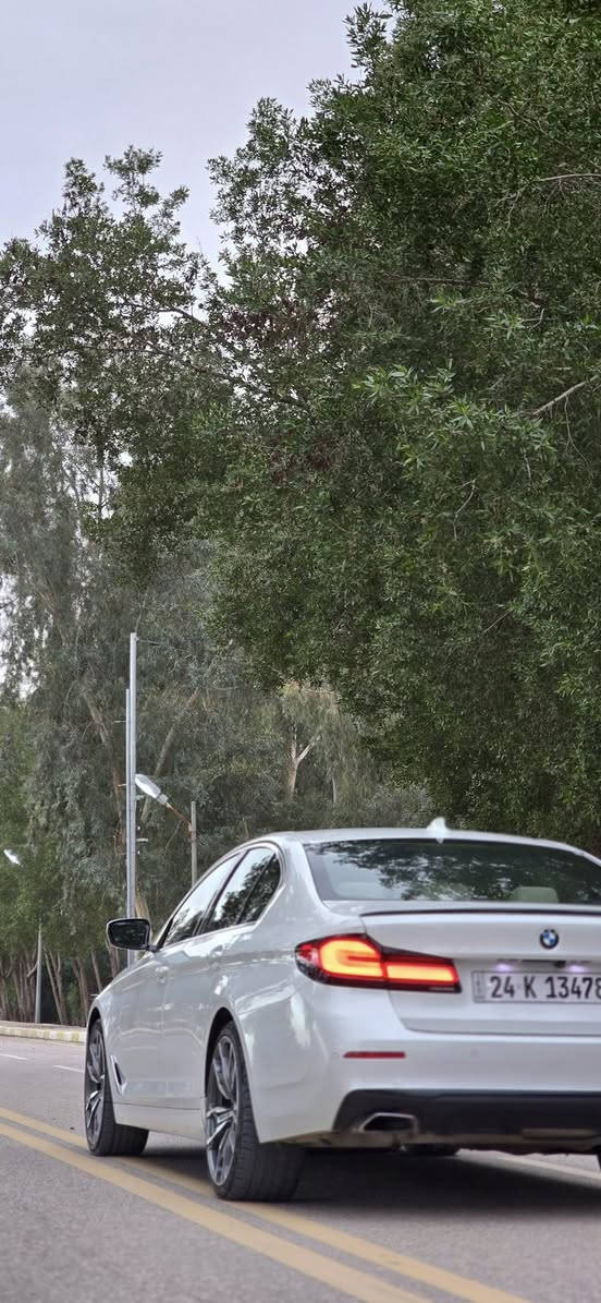 بسم الله الرحمن الرحيم
السلام عليكم حبايب 
للبيع  
Bmw 530i  
250HP
350n

 موديل 2022
بدون صبغ وحادث 
ماشيه 64mi حقيقي السياره جديده بمعنى الكلمه  
صندوق خلفي كهرباء 
كشن ميموري مع الستيرن
شفتات ستيرن 
شاشه كبيره 13”
نظام الإيمائات للشاشه تكدر تعلي وتنصي وتبدل قناة 
نظام التبريد مناخين للراكب والسائق 
 نظام مراقبة السائق عند النعاس 
نظام اوتو بريك اوتو هولد
بصمه دخول ذكي اربع أبواب 
اوتو ستوب 
فتحه سلايد روف
مري كهرباء مع إشارة لد
مرايه جانبيه والوسط نوع Auto Dim
دواخل بيجي 
4 ابواب بصمه 
ماوس للتحكم
كشنات اماميه كهرباء هيتر
 داتا شو
كاميرا خلفي 
حساسات خلفي و امامي 360 درجة 
كشنات جلد
انارة اللايت الامامي مع استدارة المقود والاشاره
نظام اللايت LED BMW 
اناره داخليه لد
بك لايت ليد 
داخل 12 لون متغير
حساس مطر اتوماتيك
أنظمة القياده 
ECO pro
Comfort
Sport 
صفر مسج 
هزه جديده 
حداديه جديده  
السعر 345$
للاستفسار 
***********
