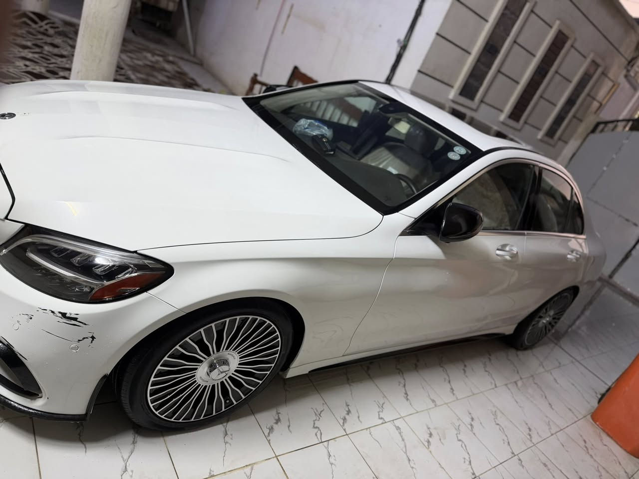 السلام عليكم مارسيدس C300 
موديل ٢٠١٩ 
فول مواصفات 
بيها بنيد وجاملغ ايمن الجاملغ كلير 
المواصفات هواي 
الون ابيض 
باسمي 
السيارة بدون اي نقص 
ويل ويتاير جديد مابياخ 
السيارة بالحقيقة احلى من الصور 
مكان السيارة بغداد ابو غريب 
*********** 
السعر  ٢٤٠ ورقة
