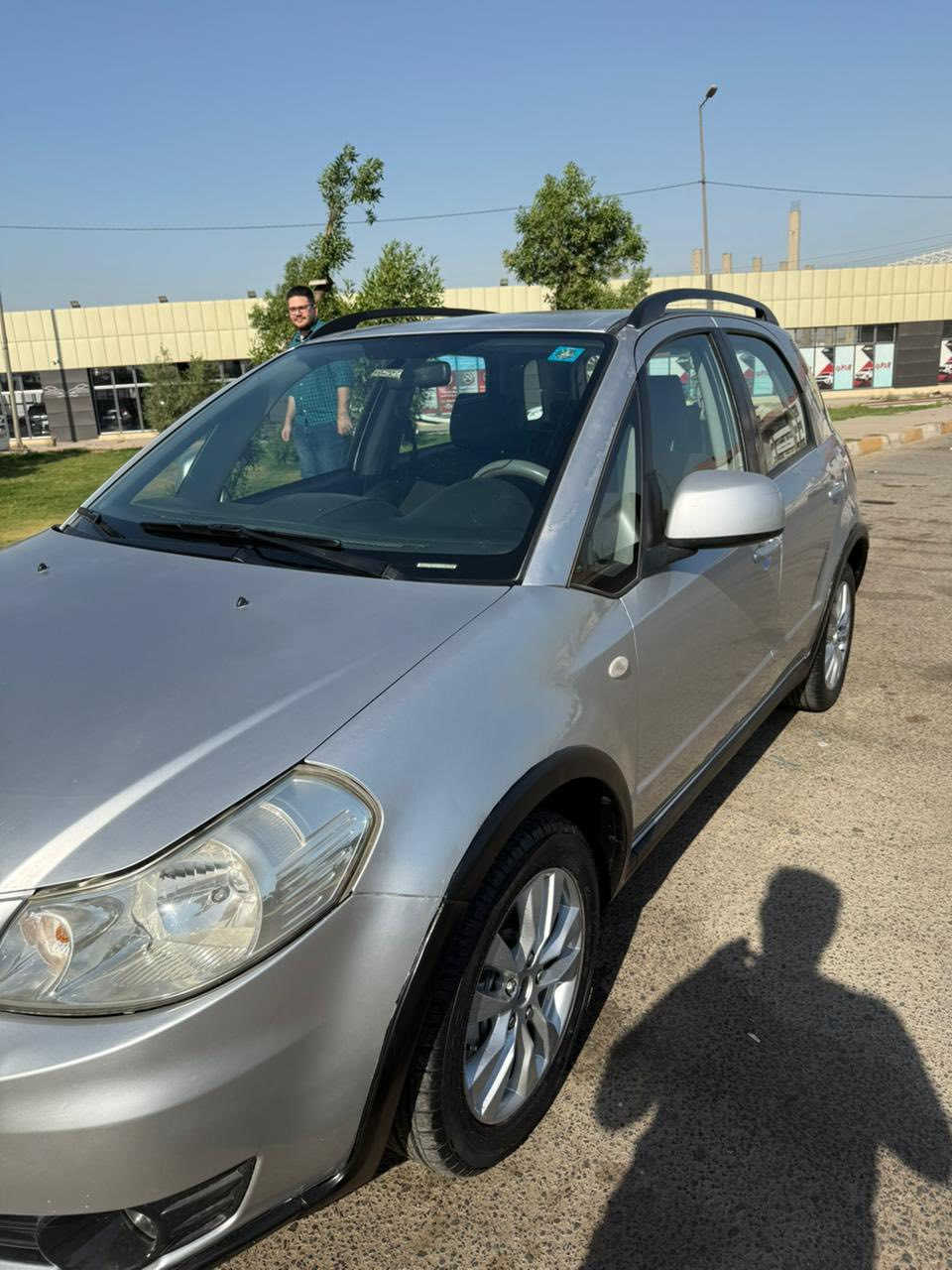 السلام عليكم
سازوكي sx4 
موديل 2013 
السيارة حلوه مكينه و كير و تبريد شغال بيهة صبغ اثر جراد اني صبغته على ايدي البنيد و المسطره الفوك مال جاملغات اثر جراد بدون اي طخه و بيهة بارد شويه بل باب عكس السايق 
رايدهة ب 66 و بيهة شويه مجال للشراي 
العنوان : بغداد - البياع 
للأستفسار : ***********
