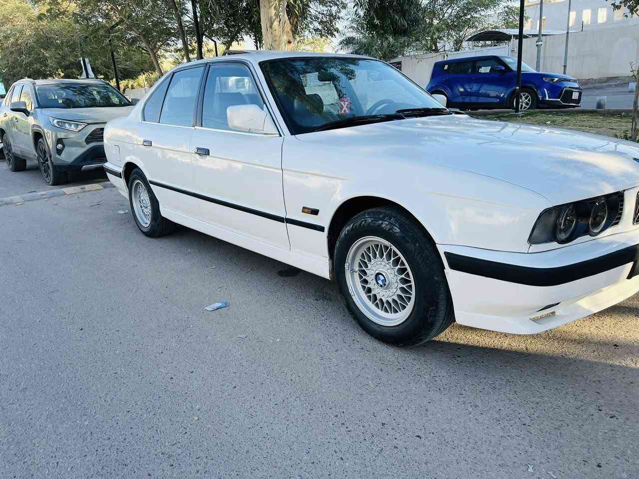 السلام عليكم بيم 525 مسكر
رقم بغداد مشروع وطني 
كير محرك كفالة 
صبغ جماليه بدون أي ضربه 
تخم تيرجيد تبريد شغال
موديل 90
المكان بغداد السعر 49 بيه مجال
***********
***********
