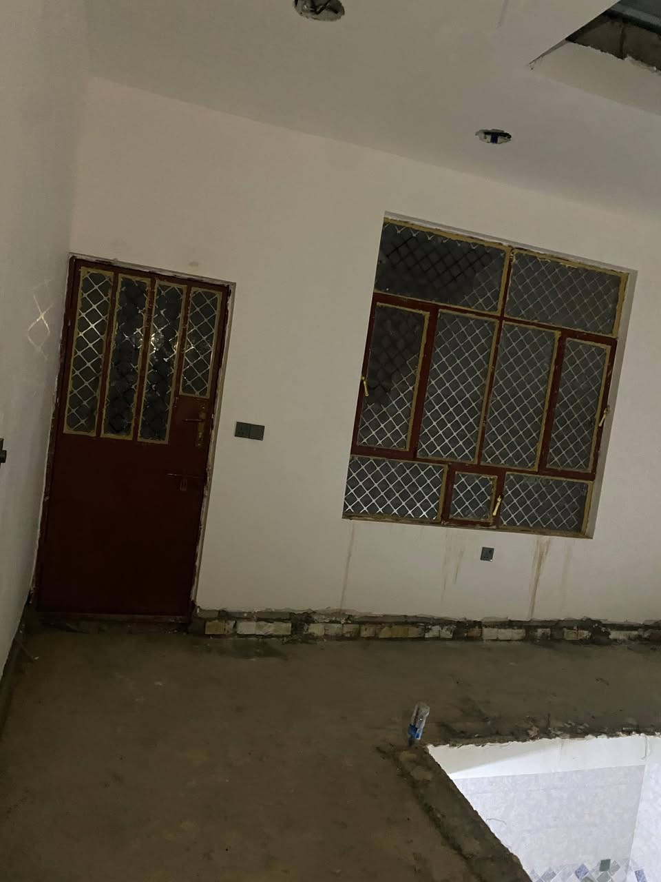 بيت 100 متر الايجار يحتوي على استقبال وصالة وغرفة وحمام مشترك في الطابق الأول وغرفة نوم في الطابق الثاني العنوان _الاصلاح خلف جامع الامام علي***********
