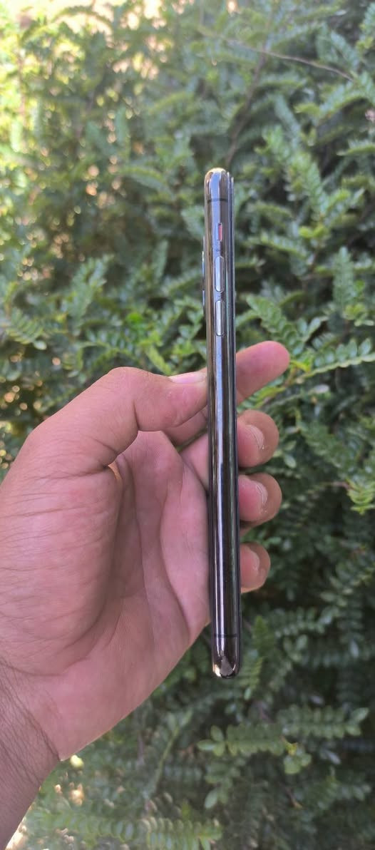 IPhone 11pro max  بلادي ذاكرة 256
ايفون 11 برو ماكس ذاكرة 256 بلادي مامفتوح كلة يقره بالحاسبة نورمال كل قطعة اصلية 
نظافة 90% مابي لاضربة ولاشخط
بصمة الوجة شغالة💚
بطارية 71% صرف طبيعي لان اصلية 
خط واحد ✅
كامرة خلفية وامامية زلال💙
للبيع بسعر 320 الف 
مكاني فلوجة او صقلاوية 
*********** متوفر واتساب
