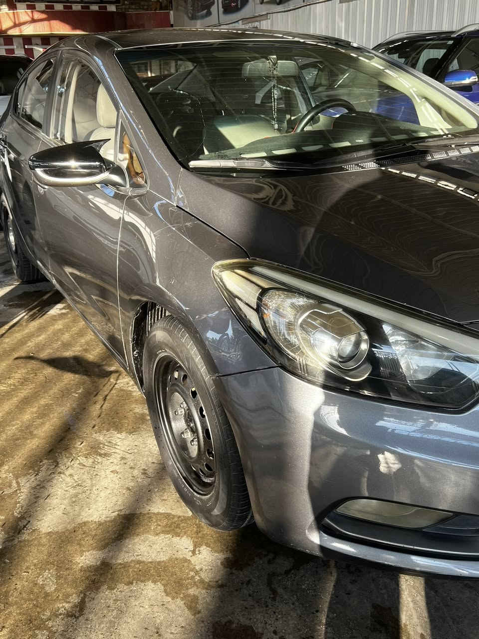 السلام عليكم 
كيا سيراتو 2016 خليجي
بيهة صبغ بنيد اثر جراد و جاملغ خلفي 
السيارة حلوه و جاهزة و كلش نضيفة 
و شرط مكينه و كير ممفتوحات 
ماشيه 83km 
مواصفاتهة نص فول 
كاميرا و شاشه و حساسات خلفيه و حاجب LED و بلوجكترات و اني مسويلهة عين الشيطان لون احمر 

عارضهة :ب 114 و بيهة شويه مجال
مكاني : بغداد - البياع
للأستفسار : ***********
