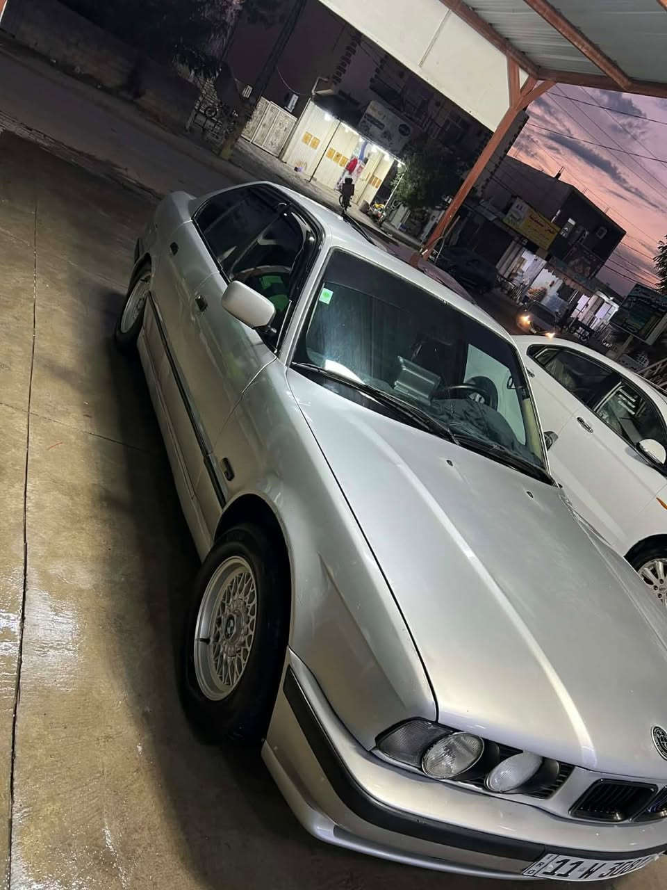 544🏴‍☠️v8     للجنايه 
  للبيع او مراوس سياره جاهزه مابيهه كل نقص كير عادي تبريد ثلج ❄️ حداديه تخم تاير غرفه جديده شرط ترايك 260 مكاني بغداد سعر ٧٩ 
***********

