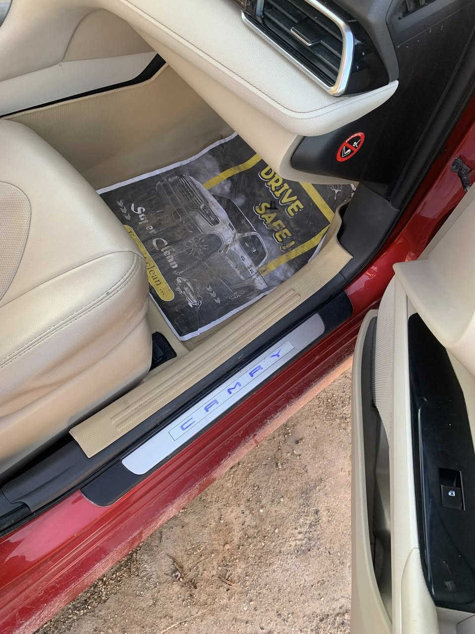 السلام عليكم …
للبيع كامري 2018
خليجي GLE وكالة ساز 
فول مواصفات 
فتحة سقف 
بصمة +دخول ذكي 
اشاير بالمري +مري شفط 
حساسات كاملة امامي خلفي 
كامرة خلفية محدده
زينون LED بلادي 
بردة خلفية ع بك تنزل ع دي تصعد بلادي 
داخل ملكي لونين +صاج 
شعار تيوتا ع دواسات 3الوان 
هندبريك بصمة اوتو 
تحكمات ستيرن كامله 
انارة داخلية 3 الاوان 
تبريد قطعتين 
زينون عالي ناصي +ضبابي +بلوجكترات بلادي 
كير محرك بشرط بلادي ممفتوح 
جامات 4كامل اوتو 
ماشية 180 الف كيلو او 111الف مايل 
عليها تخم تاير جديد 
صدرها كله جديد 
هزة وسنوية جديدة
شمالية رقم دهوك 
سيارة كلين تايتل بدون صبغ غير بارد بيها بسيط على كد شبر بالهلال جوة قبق البنازين كلش بسيط 

5ويل كروم بلادي 
باقي المواصفات معروفة
السعر 197 بيها مجال
 د.علي ***********
