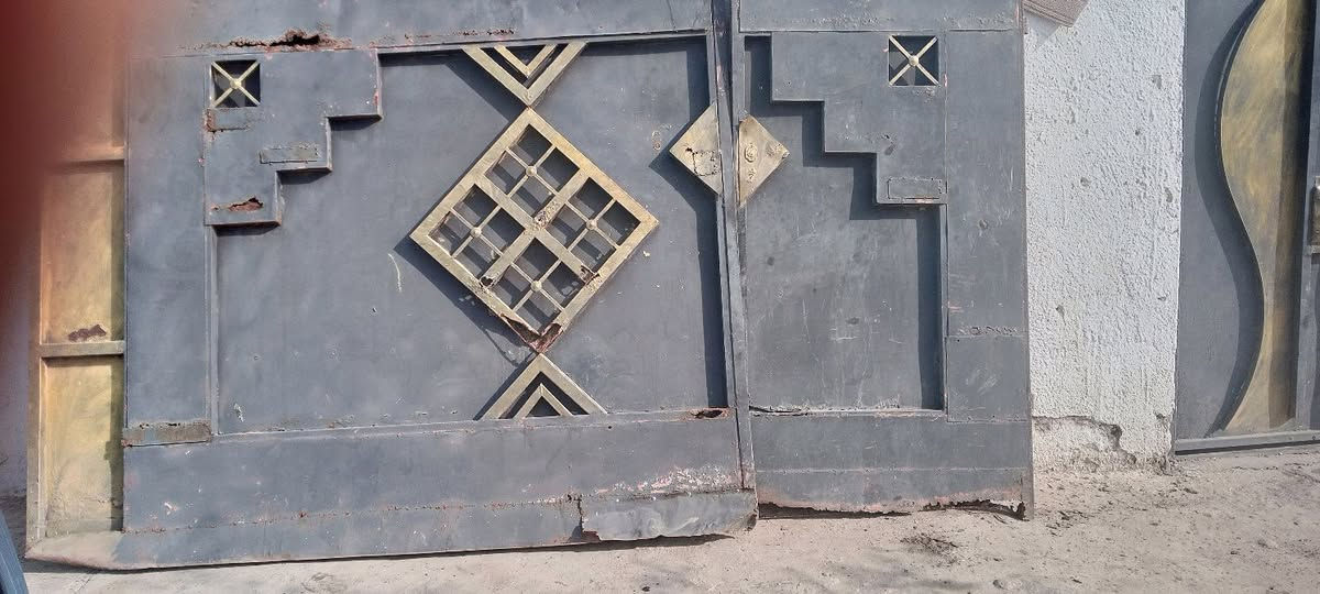 باب اسلايت مستخدم عوزه تصليح . 3امتار ونص. حديد درجه اولى السعر 125وبي مجال المكان الغراف  
رقم الهاتف: ***********
