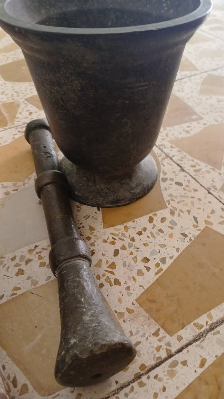 السلام عليكم هاون قديم للبيع ابو ختم اصلي السعر 100وبي مجال ***********
