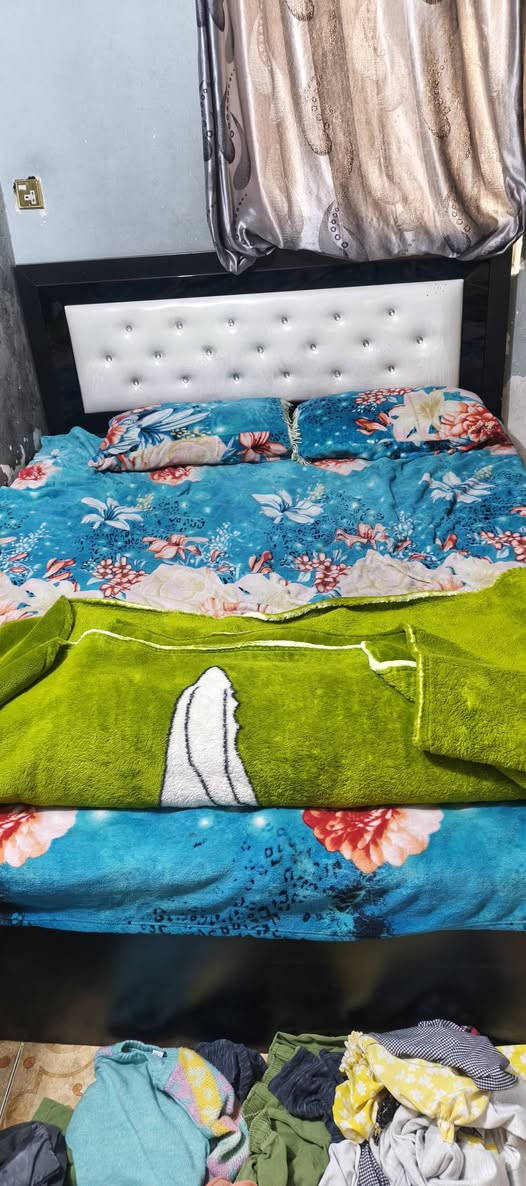 للبيع اثاث مستعمل سعر مناسب عنوان بغداد مدينة الصدر غرفت نوم تركي 9 قطع واحد من بيبان كنتور واكع سلايت الي ياخذ غرفه هوه بعد يشده+ هديه دوشك طبي سعر غرفه 200 + ثلاجه حجم 18 قدم كونكورد شغاله فوك و جوه فريز ثلج سعر 200+ مبرده 50 الف + كوانتر 75+ نص تخم قنفات وحده م 3 + ثنين كل وحده وحد سعر قنفات 60 الف بيع مستعجل الستفسار خاص و رقم ***********
