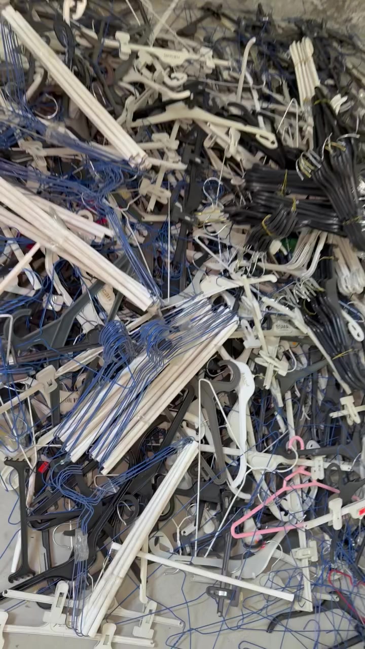 تعاليك ملابس كميه كبيره مايقارب 500 قطعه او اكثر للبيع تصفية مخزن الي يناسبه يتواصل ويايه ‭0776 310 9136‬. بسعر مناسب جدا جدا
