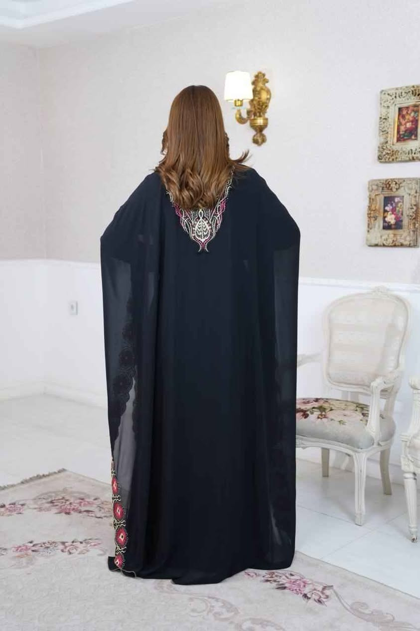 اجمل صيحات الموضة العالمية لعام 2026 

✨دراعة اماراتية 😍

🪄الشغل تطريز حاسبة 🪡🧵
🎗️مڪون من 2️⃣ قطع
⤶فستان داخلي فيزون الأصلي💯  
⤶بشت خارجي شيفون الأصلي مع احزام 

🎗️قياساتـه :- من وزن 60 الى وزن 120
🎨🎨 الألوان :-
←نيلي
←فستقي
←زيتوني
←بنفسجي
←أسود سادة
←أسود نقشة تركوازي
←أسود نقشة أحمر
للحجز واتساب🦋 👇🏻.
💗🌸💗🌸.  ***********✅🚚 بغداد, العراق
