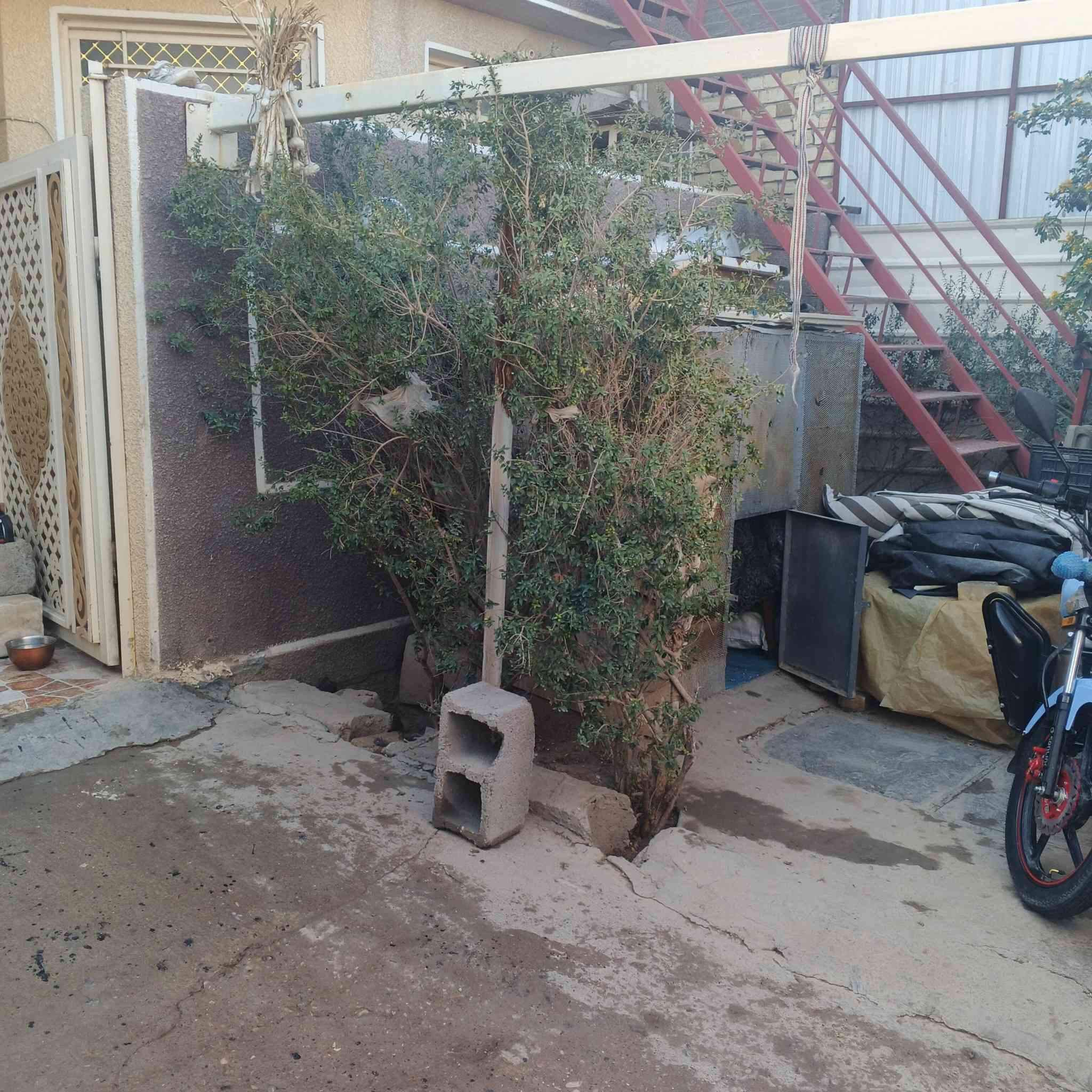 السلام عليكم بيت في منطقه سريدات القديمه  نهايه شارع حجي حسن مساحته ١٠٠ و١٢ متر مربعه طابقين كامل  غرفتين نوم واستقبال خدمات كامله السعر ١٢٠ بيه مجال ***********
