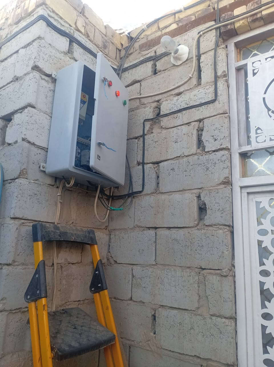 للبيع 100 متر سعره 16 منطقه ابو جاسم جاي من مجمع الغدير عوده لبخ الشارع عرضه 10 امتار*********** البيت بناء جديد اوزو لبخ في غرفه واحده ملبوخه
