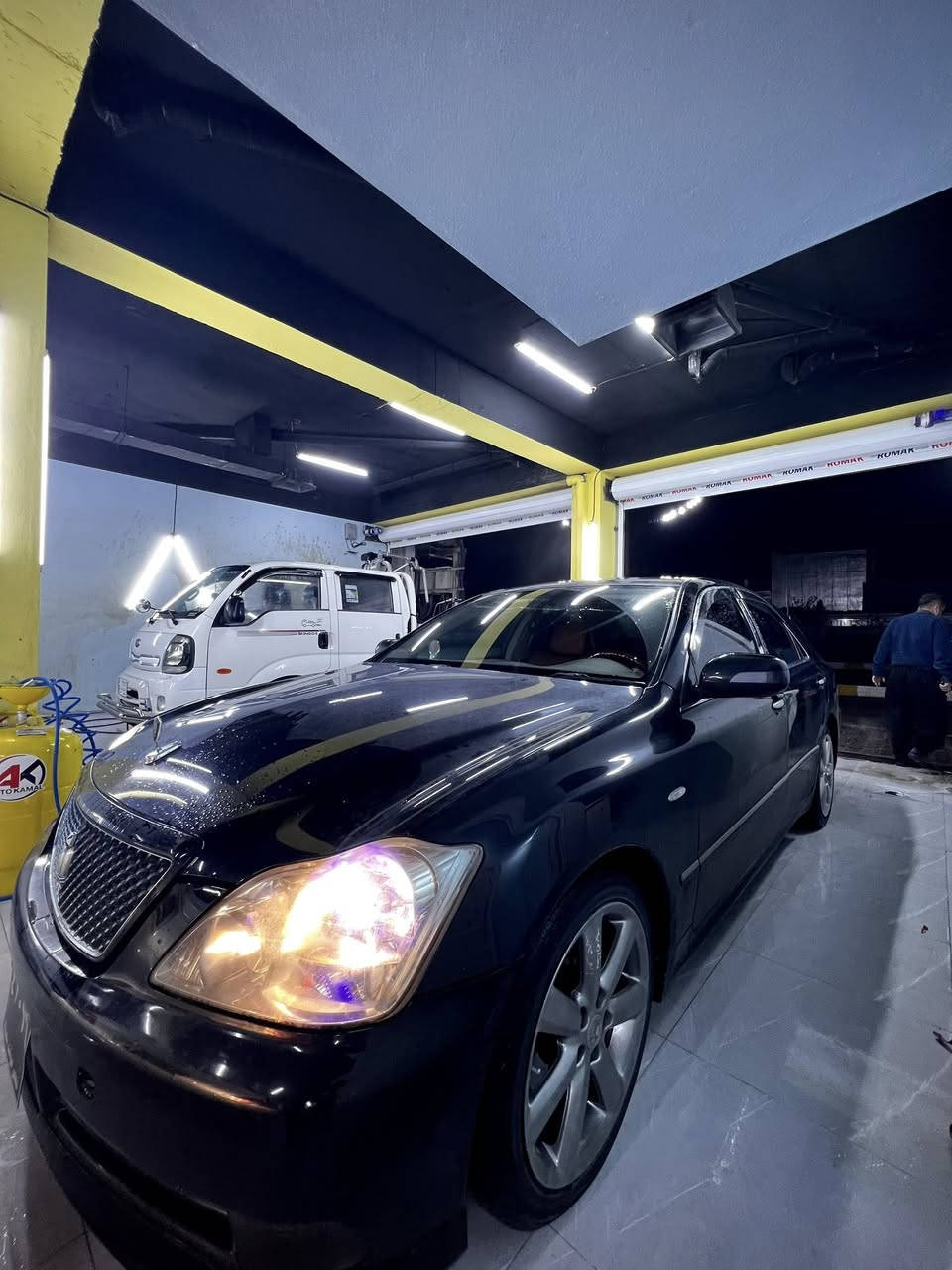 شاهینە مووس  تازە داخل
مۆدێل ٢٠٠٥
گێر و مەکینە ١٨٠ مەرخوب
ناو قەیسی فۆرمیکا سور
شاشە و حاسە
تایەو ویلی دینگەیەو زۆر تازەیە
برێکی بەستراوە
جامی هەلگیراوە
چاڵ و شوختی نیە هەیکەلی زۆر جوانە
کارەبای مەزبوتە
سارد و گەرمی بەستراوە
دەعم و لێدرانی نیە.

گۆرینەوە ناکەم تەنها فرۆشتن
نرخی ٦٤گەلا کەمێک مەجال.

***********
