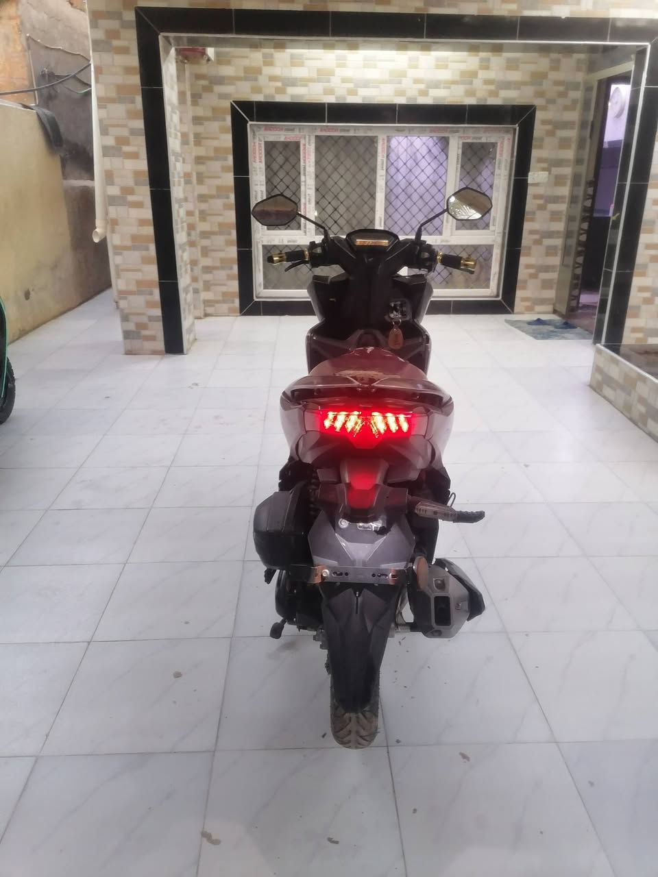 سلام اعليكم دراجه للبيع 
هوندا ياباني مكينه مكفوله كفاله مابيه برقي مفتوح مال بيت مكان ديالى السعر 950 رقم الهاتف ***********
