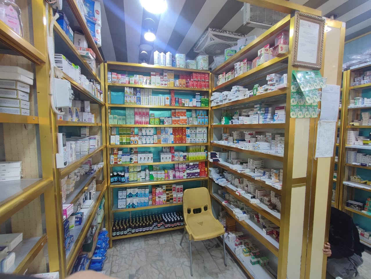 فاترينات المنيوم شغل ثقيل للبيع العدد 10 قطع  مع ميز عرض  ***********
