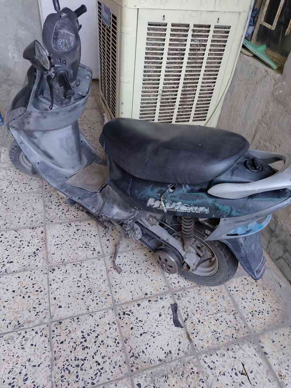 السلام عليكم دراجه هوندا كيمكو للبيع الكهربائيات كلها شغاله تبخر اول ما تشتغل بس من تحمه تروح الدخان تقفل على 40ما اعرف وين الخلل ما موديها المصلح السعر 175وبيها مجال الرقم *********** المكان بغداد الحسينيه مال الراشديه

