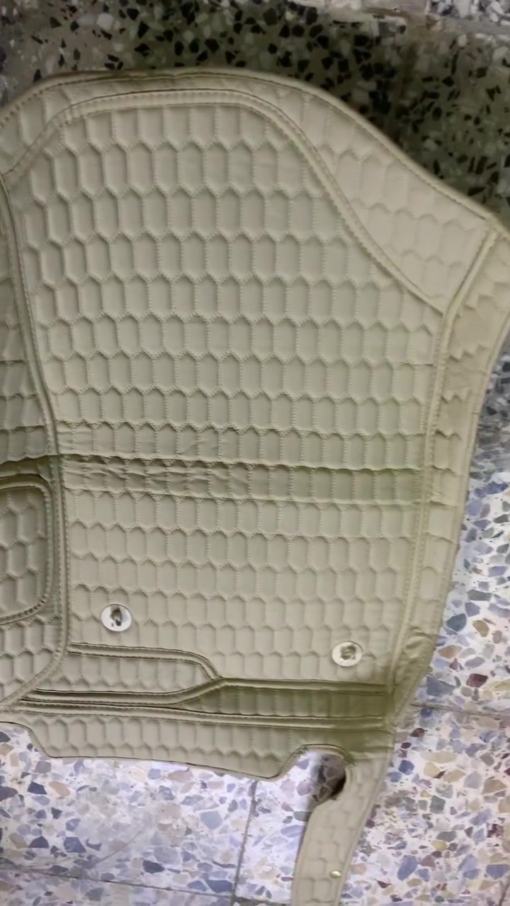 السلام عليكم مثل ما موضح بصوره حصيره توسان نضيفه جداااا 
بل اصافه الى المقاعد الخلفيه والاماميه.  ونضافه القطع مثل ما موضح شغل اخياط شغل ايد وشي مرتب. مكاني بغداد الغزاليه 
***********
