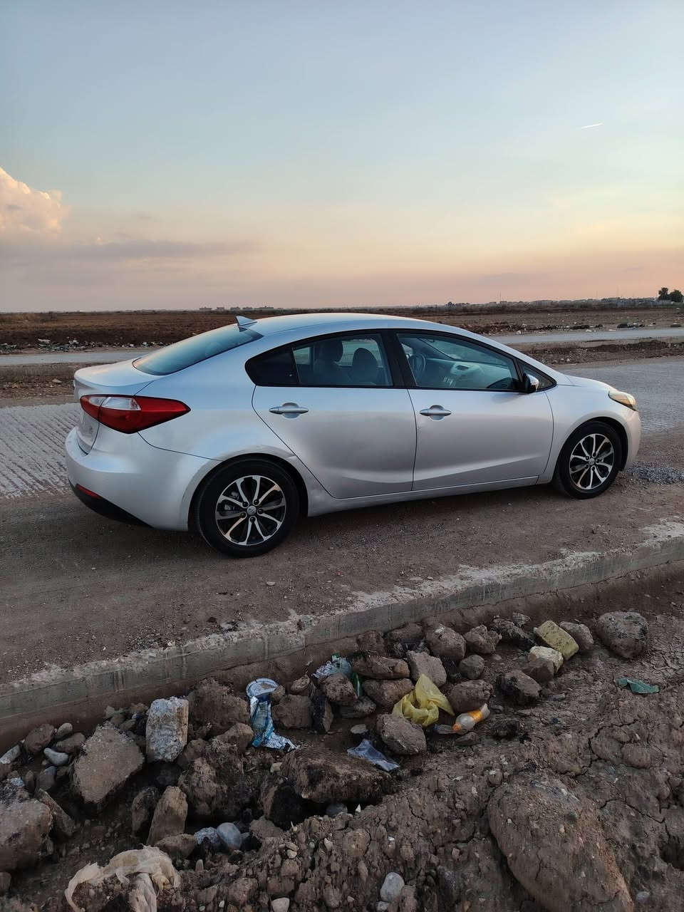 السلام عليكم فورتي ٢٠١٦ أمريكي رقم واسط السنويه ل٢٧ السياره حادثه جاملغ الأمامي الايسر فقط وبيه رشات صبغ مكينه الفين دوش جديده حداديه تبريد تخم تاير جديد مكاني واسط الكوت ***********
