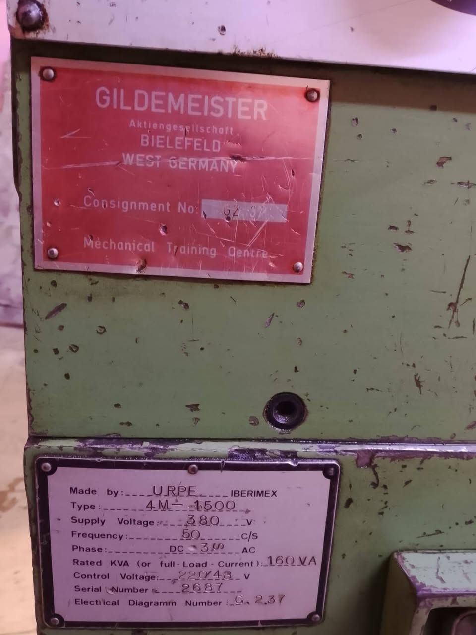 السلام عليكم تورنة للبيع ألماني المنشاء الطول متر ونصف الاستفسار على الواتساب الرقم ***********
