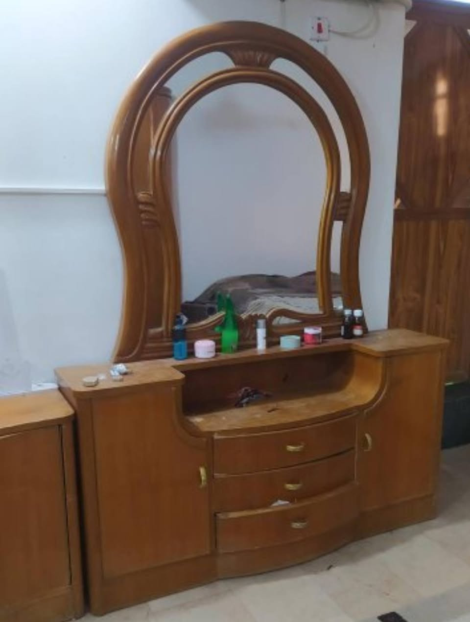 غرفه نوم لبيع
كامله مستعجل كلش***********
600  الف
