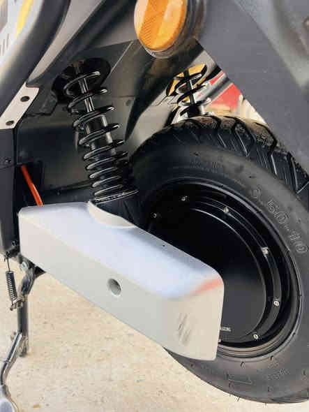 سلام عليكم ورحمه الله وبركاتو 
دراجه شحن نوع سكنس من شركه HlS شركه معروفه 

تجي بعدد بطاريات 6 كبار عدد التحويلات 3 بقدره ملف 2000w حقيقي عداد الكيلو متر 589 ماشيه  دراجه جديده وصل شراء المعرض موجود السعر 750 وبيه مجال قليل قليل *********** مكاني بغداد الزعفرانيه
