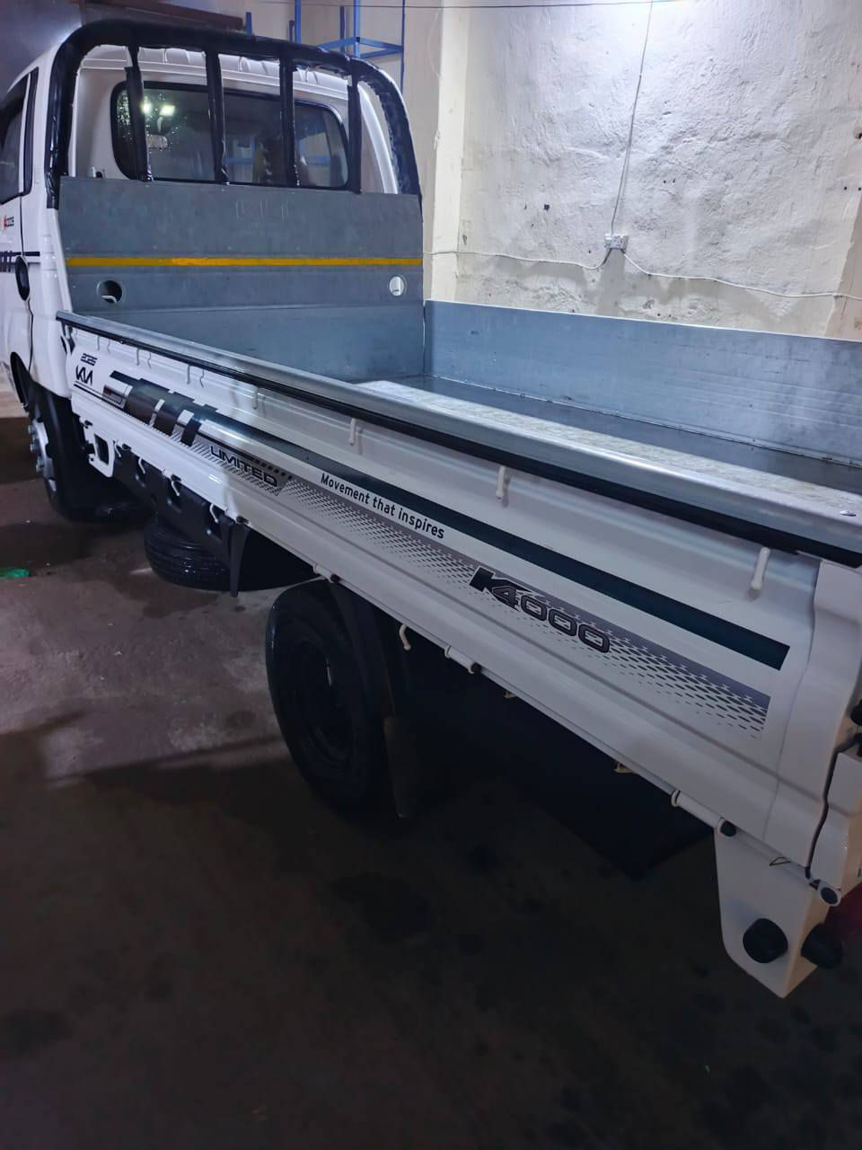 السلام عليكم كيا موديل 2025 فحل سياره جديده ماشيه 20 الف ع وضع البلاد تايراتهة بلاديه  بيهة طخه جدا بسيطه بباب الصدر مصلحة بارد مستعجل ع بيعتهة سعرهة ب193 وبيهة مجال رقم بغداد بسمي ومكانهة بغداد ....اخوان اني مكلف بلنشر *********** حيدر الشويلي
