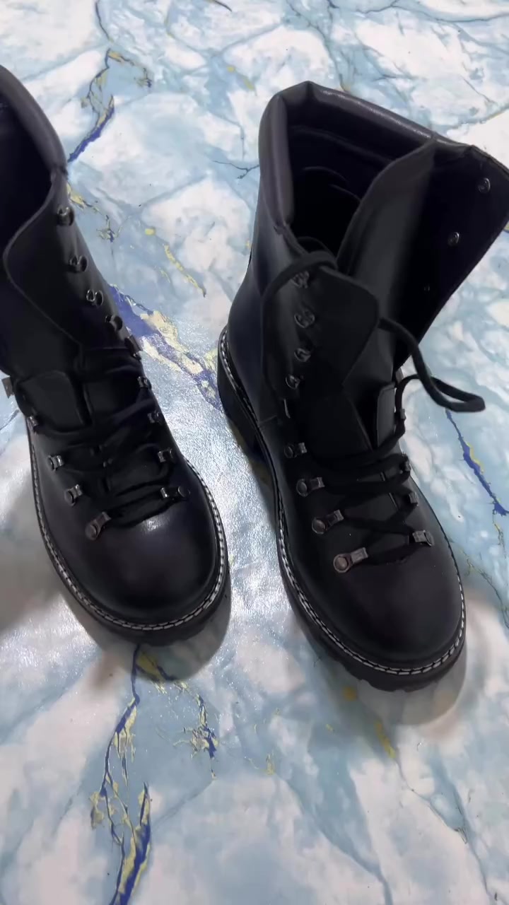 هذا الزوج من الأحذية هو بوت برباط من الجلد الأسود يشبه طراز "أفورياز" من العلامة التجارية Paraboot، والمتميز بتصميمه المتين ونعل مطاطي سميك.  ٤٢


**إذا كنت صاحب هذا الإعلان وتريد حذفه لأي سبب، رجاءا أرسل رسالة إلى الدعم الفني**