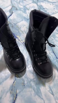 جلد أسود • بوت برباط • ٤٢