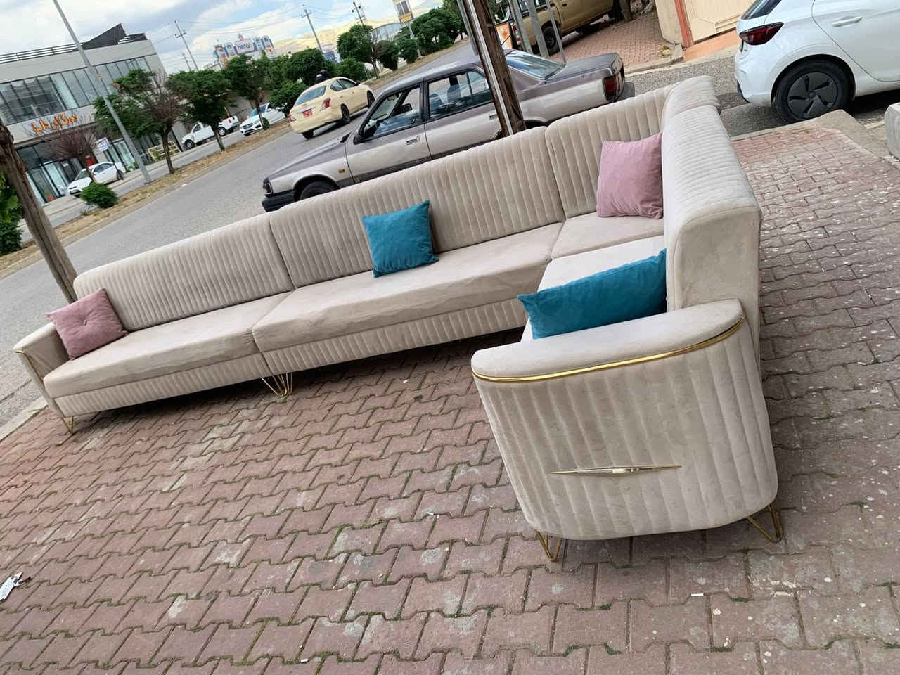 غراض للبيع
العنوان / كاني كردا  الشارع السايدين مقابل المدرسه التركيه 
رقم موبايل ***********
***********
