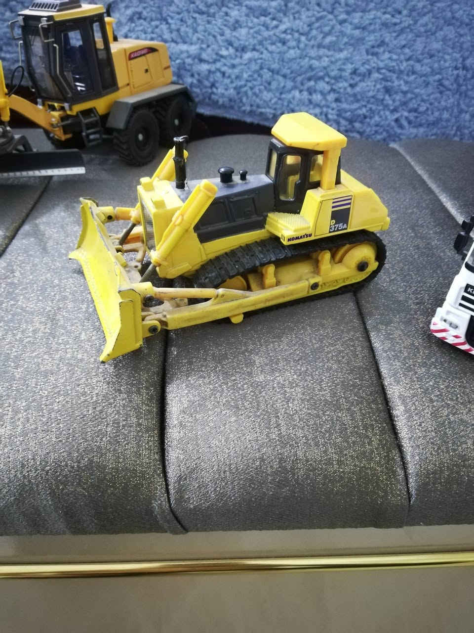 سلام عليكم الاليات للبيع بلدوزر حديد  وكريدر حديد وتريله  الإتصال على الرقم  ***********
