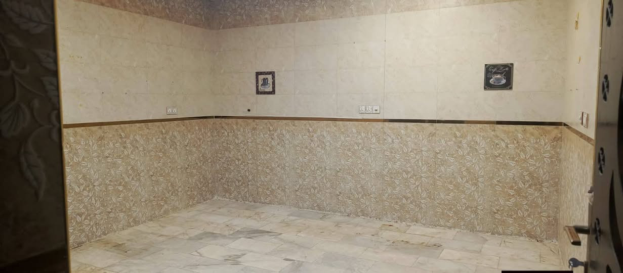 وعليكم السلام 👋

🏠 *بيت للبيع - بابل حي الصحة*

*المساحة:* 100 متر مربع - واجهة 10 متر  
*الحالة:* حديث وجاهز للسكن

*تقسيم البيت:*
- *طابق أول:* كراج سيارة + استقبال + هول + مطبخ + صحيات
- *طابق ثاني:* غرفتين + صحيات
- *طابق ثالث:* غرفة حجم كبير

*الموقع:* 
حي الصحة - شارع الكورنيش - مقابل مخبز الكورنيش  
قريب جداً على الشارع الرئيسي

📞 *للاستفسار:* ***********

إذا عندك صور للبيت دزها وأسويلك إعلان مصمم مرتب للنشر مباشرة.
