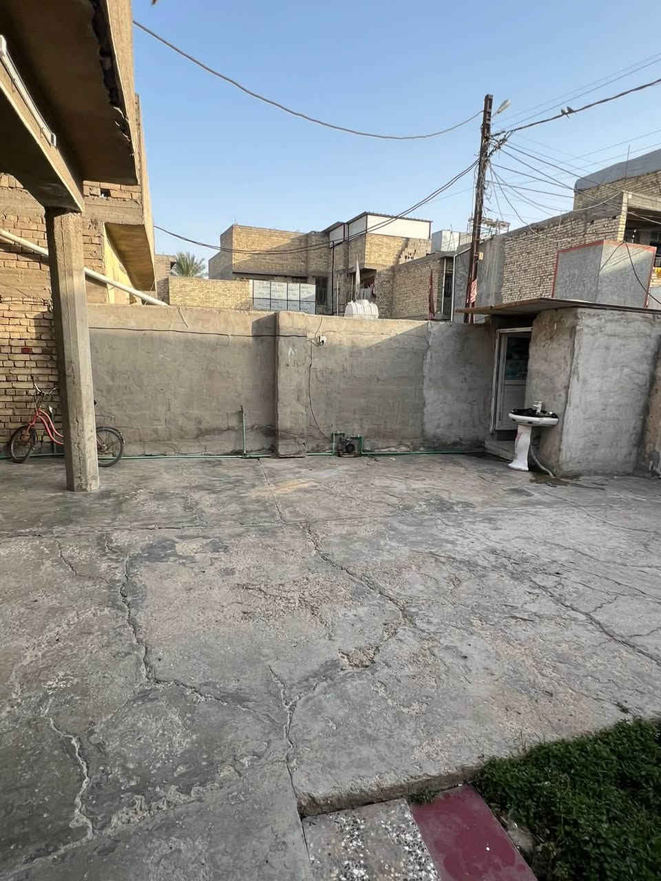 السلام عليكم دار للبيع المساحه 250 م. تفليش او تقطيع حسب الطلب. علماً ان الدار صالح للسكن لمده طويله ولا يوجد به اي نقص خدمات كامله  (نبيعه الك سعر قطعه ) السعر مناسب 

‭٠٧٧٠ ٧٨٧ ٨١٧٥‬
