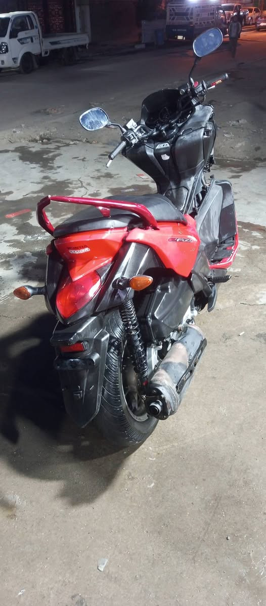 السلام عليكم
دراجه فاز ياماهه محرك 250 الدراجه خير خير من الله 
لا نضوح لا تبخير كهربائيات شغاله تعال افحص بيدك وشوف 
العنوان البلديات شارع المصرف 
*********** واتساب 
السعر 750
